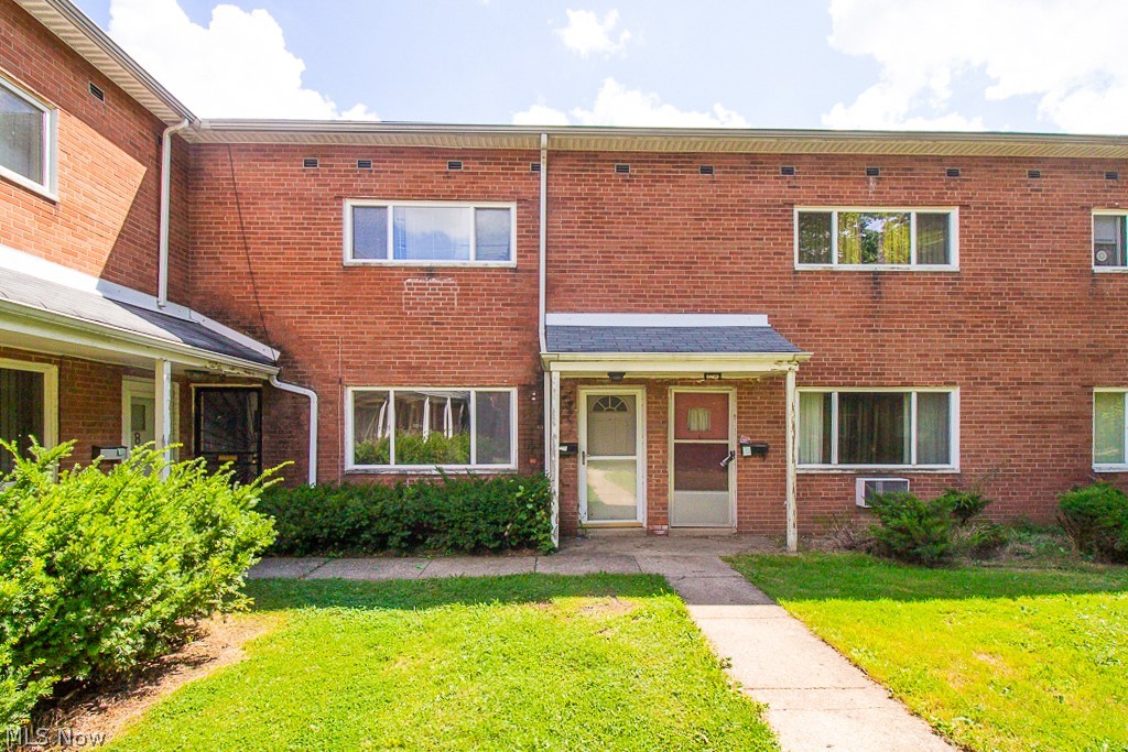 Investors and Homebuyers take a look!  This Townhouse style condo just needs your finishing touches.  Being sold "As-Is".  Seller will make no repairs.  Send reasonable offer today.