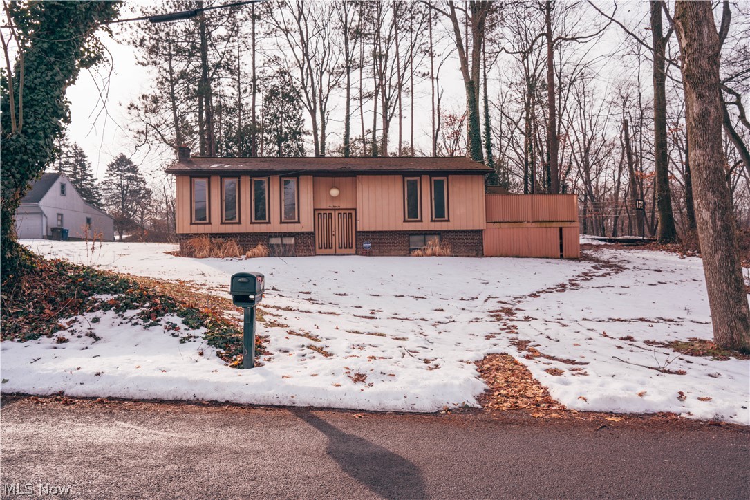 Nestled in the heart of Portage Lakes, this spacious bi-level home offers 4 bedrooms and 3 full bathrooms on a large lot surrounded by beautiful scenery. Conveniently located close to highways, Metro Parks, shopping, and dining, you’ll love the combination of nature and accessibility. The home offers generous living space and great bones, ready for your personal touch and a little TLC. With so much potential and a picturesque backdrop, this property is a fantastic opportunity to create your dream home! Sellers are offerings 1 Year Home Warranty!