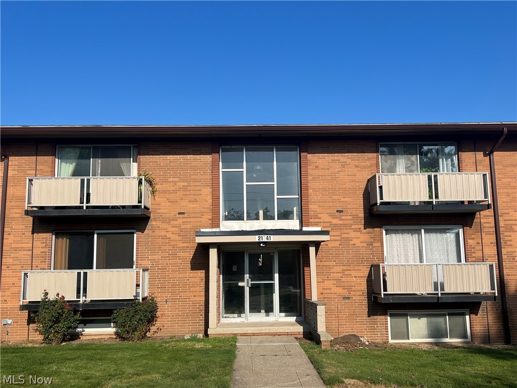 Welcome to this well maintained condo in Rocky River. This 2-bedroom, 1.5 bath unit offers a comfortable layout,
spacious living, dining area, and plenty of natural light. The community includes an HOA that covers heat, air
conditioning, water, sewer, trash, and exterior maintenance. Conveniently located near shopping, restaurants, and
major highways, this condo is a great opportunity for low maintenance living.
