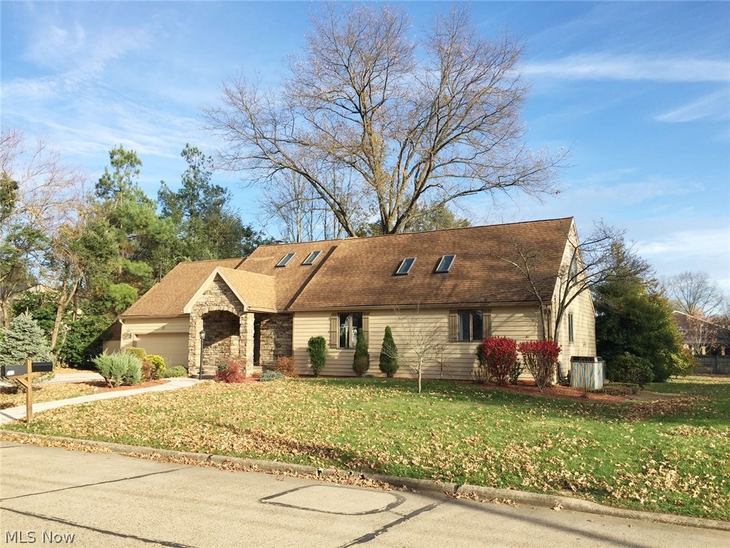 This newly renovated home features 4 bedrooms, 2.5 baths, 2 stall heated garage, Granite countertops, hardwood & ceramic floors, new carpet and fresh paint inside and out.  Located in the Greenmont School District.  Golf cart friendly neighborhood.  Just a minute from Parkersburg Country Club.  Elem: Greenmont Elementary  Elem/Bus: N  JrHigh: Jackson Jr. High School  JrHigh/Bus: N  High: Parkersburg High  High/Bus: Y  Fire: VOL  Police: CTY  PossFreeGas: N  LOCKBOX 31685379;SQFT=Fin Above:2784, Fin Total:2784, Unfin Bsmt:990, Unfin Above:990;GAR= 2 Car Att, Heated