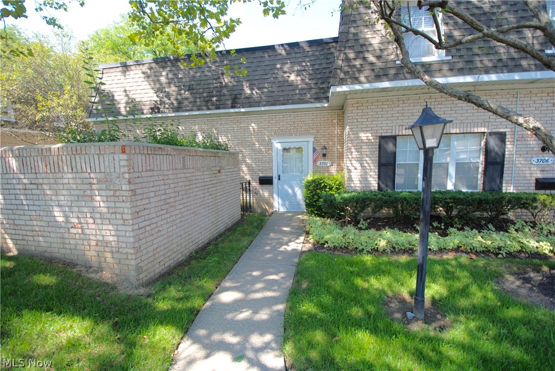 Rare Ranch condo in sought after Addington...one floor living with private patio, newer furnace and central air (2013) newer kitchen sink, carpets recently cleaned, washer/dryer included, one car detached garage with opener, private master bath plus additional full bath...This unit needs cosmetics but is priced to sell!!...