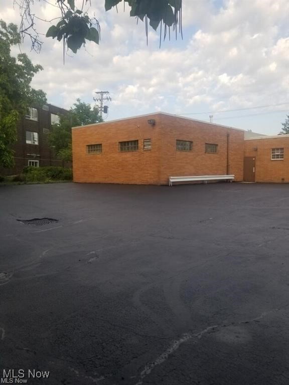 Commercial Building. Would make excellent flex space.