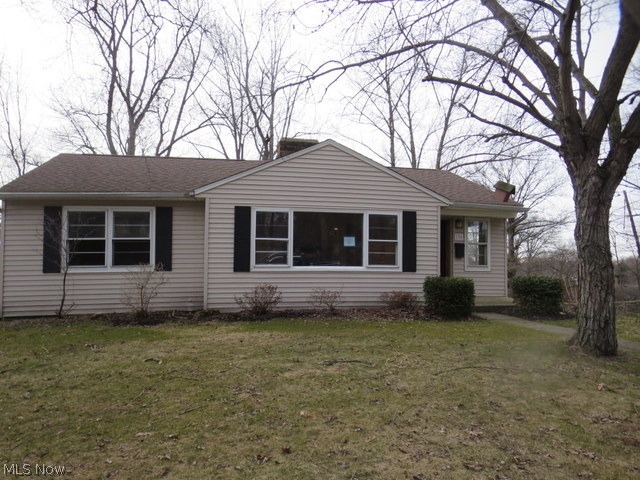 This single family ranch style home offers five total rooms. The property features three bedrooms, one full bath, a kitchen, eating area and living area. THe property offers a full basement with laundry area.