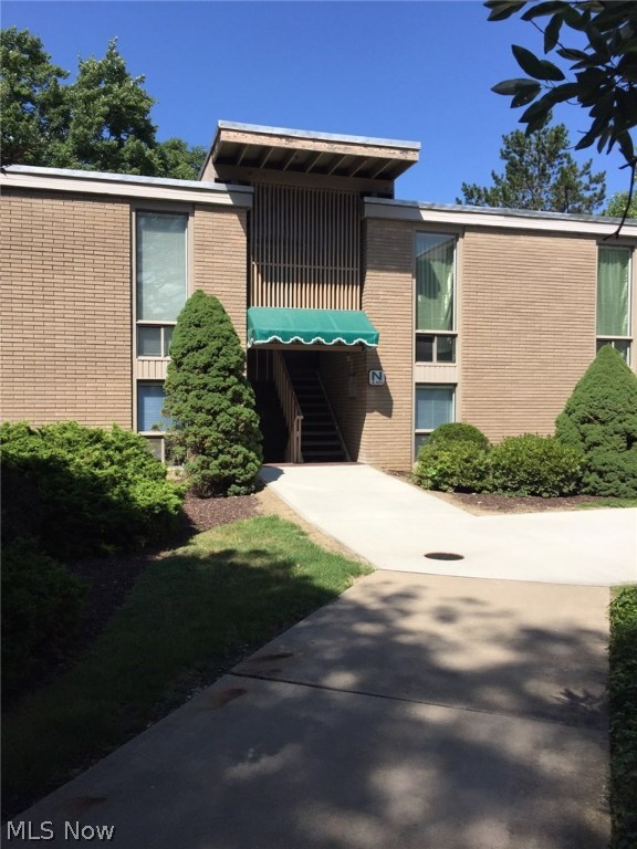 Affordable Condo in the Heart of Brecksville.  Walk to shopping, dining, library, and recreation center. Spacious family room has sliding glass door leading to a covered 12x7 porch with newer railings. Dining area flows from the family room with an open concept feeling.  Newer Furnace and Central Air. This unit comes with a carport. Leasing is allowed. Don't miss out on this one.