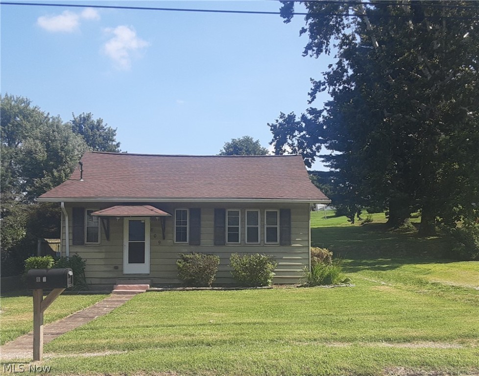 Don't spend all your money on gas and groceries! Take this opportunity to invest in real Estate. This cute little 2 bedroom home has a great location, nice flat backyard and a 20x8 back patio. Nice starter home or perfect investment property.