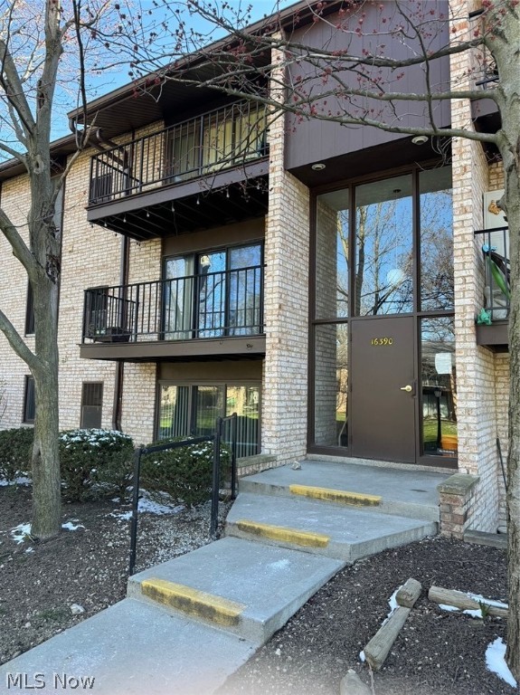 Wonderful Misty Lake Middleburg Heights community. Move-in ready 2 bedroom, 1 bath condo. Well taken care of by previous owner.Clean. Spacious living room with peaceful balcony to enjoy the courtyard. Large master bedroom and closet. Misty Lake is located in the prime location close to the Cleveland International Airport , the Metroparks and the many amenities of Middleburg Heights. Come join this community.