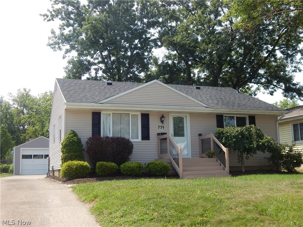 Complete updated 3 Bedroom Ranch, Enjoy the newer appliance kitchen, hardwood floors. 
Finished rec. room in lower level.