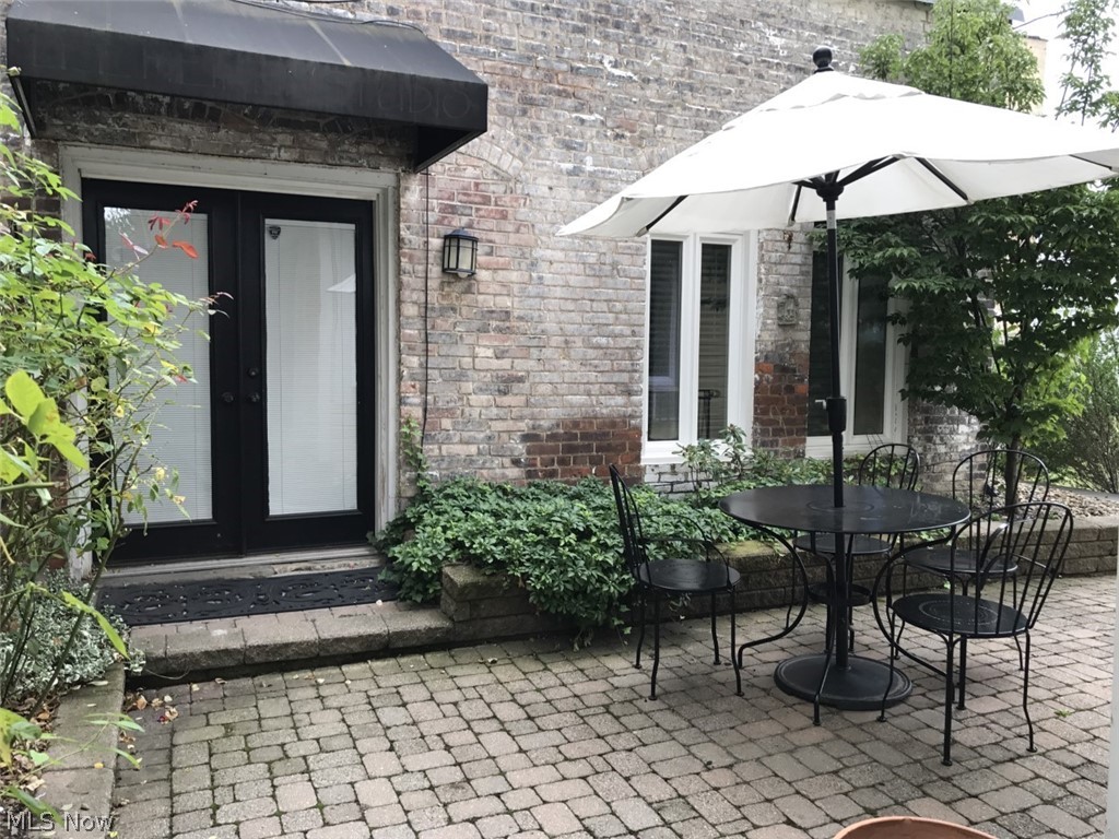 Live and work in the vibrant Cleveland neighborhood of Little Italy – where fine cuisine, local bakeries, and charming shops line the streets. Centrally located, right on Mayfield Rd, this studio is the perfect live/work space for entrepreneurs, small business owners, and student. Tons of natural light pours into this unit through two skylights. Enjoy a cup of coffee in your private outdoor space or walk to one of the many cafes or restaurants on your street. Laundromat is less than a 1/10th of a mile away. Just minutes from the Cleveland Museum of Art, Cleveland Botanical Gardens, Severance Hall, University Circle, Case Western Reserve, and many other attractions. This unit will not last long, so schedule your showing today!