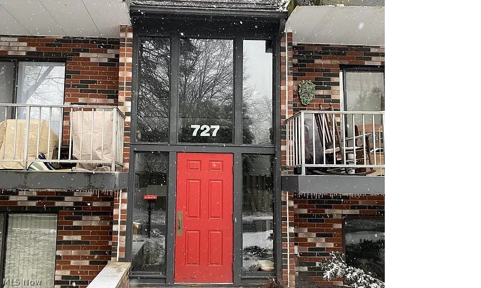 This is a 2 bedroom, 1 and a half bathroom apartment near Kent State University (about 5 blocks).   The unit is clean and in good condition.  It's ready for you to call "home."

Tenant must have 600+ credit score, no sexual, drug or violent related criminal convictions.  No previous eviction.     $50 background screen.