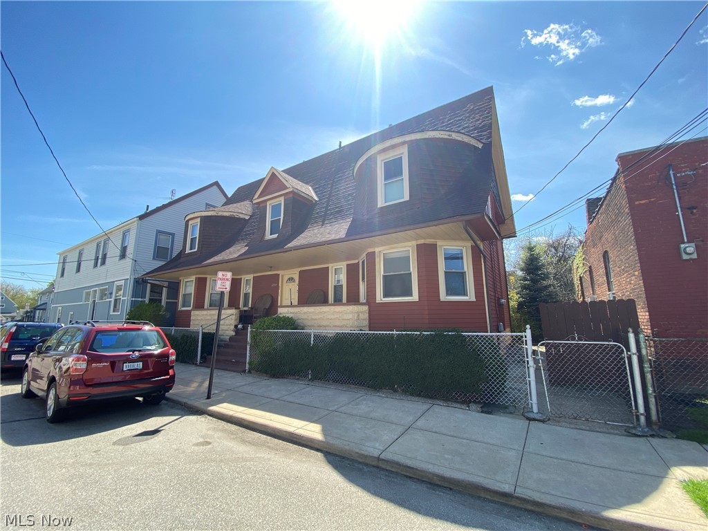 Highly sought after 4 unit property in the heart of Birdtown/Lakewood. Great location and opportunity for value add investor. Four one bedroom one bathroom units. Bonus room in each unit for office or extra bedroom. 75% occupied currently. UNIT 3 being marketed for rent currently. Unit 2 was updated a year ago and currently at market rent of $650 per month. All tenants are month to month. Room to raise rents on all other units. Separately metered gas and electric. Newer vinyl windows. Prime location, right behind the coming soon Bi-Rite Re-Development project on Madison, " The Nest", around the corner from Madison Park, Hola Tacos, LBM, and much more.