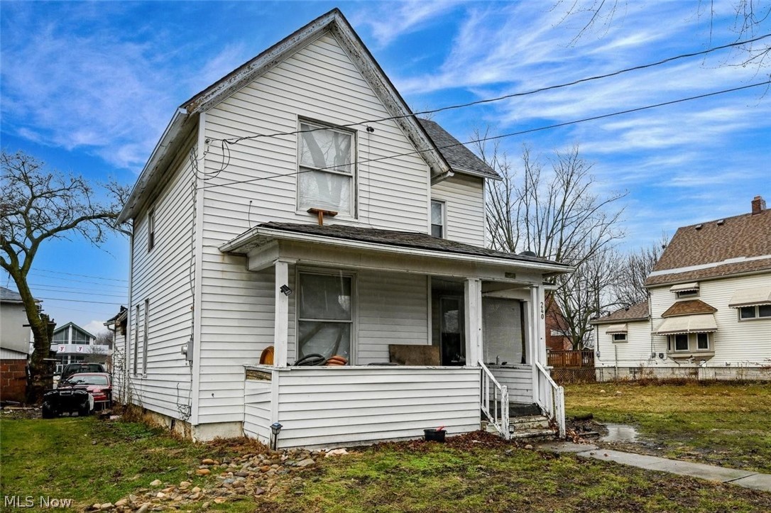 EXCELLENT OPPORTUNITY to get a 4-bedroom / 2-bathroom FIXER UPPER with approx. 1,800 sq. ft. living space with TONS OF UPSIDE POTENTIAL. Can be used as single family home or duplex.  Perfect for an OWNER OCCUPANT or a RENTAL INVESTOR who can look past the blemishes and all the personal items in the house. Priced for a QUICK SALE at AS-IS CASH price point.