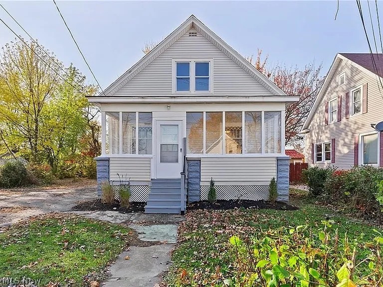 Cute two-bedroom home close to Walnut Beach.