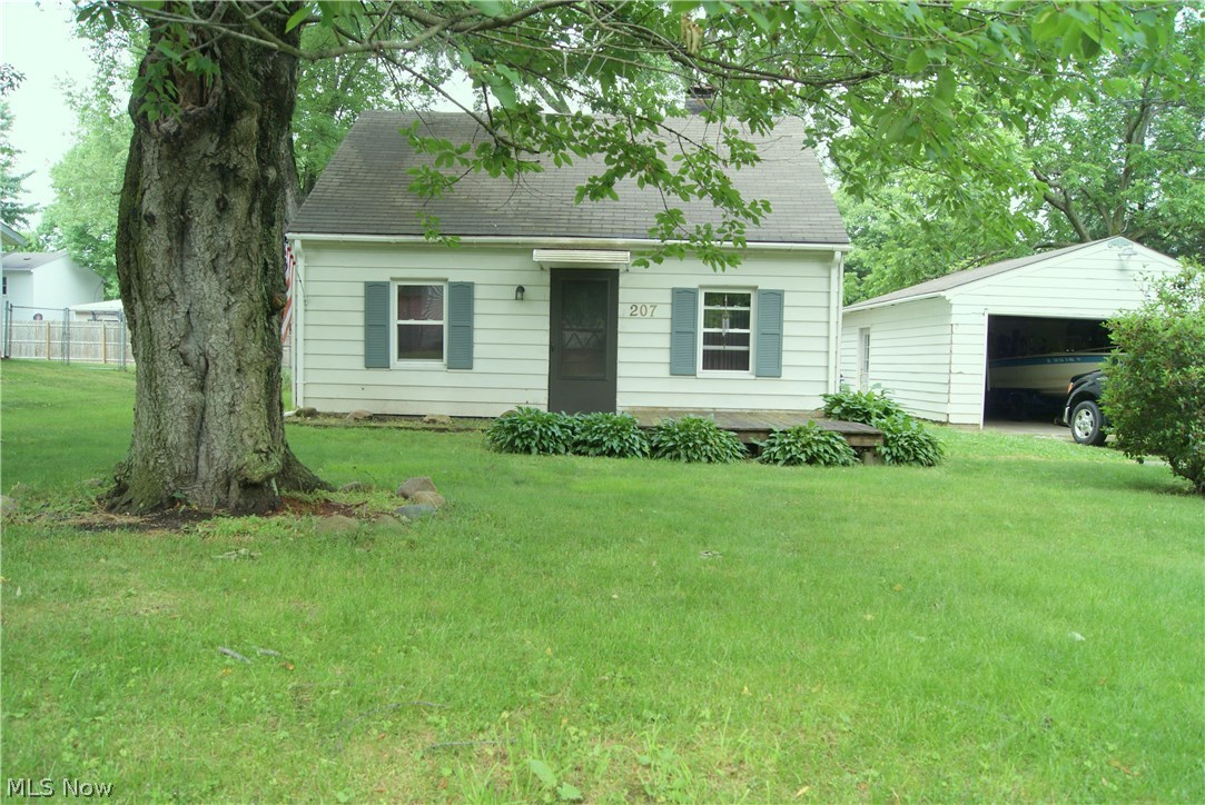 Cozy cod on a quiet street.  Has been updated just needs your finishing touches.  New kitchen cabinets and counters in 2015.  Hard wood floors through out first floor. (Under carpet in first floor bedroom.)  New roof 2013.  New hot water tank 2016.   
Don't miss out! Call today to schedule your showing!