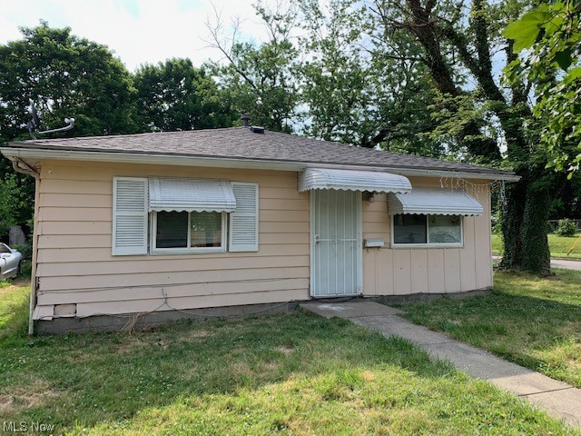 3 bedroom 1 bath for sale in East Akron. This could be a great investment or starter home for the right buyer. This was a rental property was might be good for a first time home buyer. Call for your private showing today.