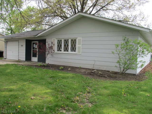 Welcome home to 698 Trotter Lane in Berea, Ohio. This ranch style home features an open floor plan, perfect for your entertaining. Open
kitchen leading to a formal dining area. Large backyard with deck and enclosed sunroom. Bring your personal touches to make this house a
home of your own. Case #412-621677