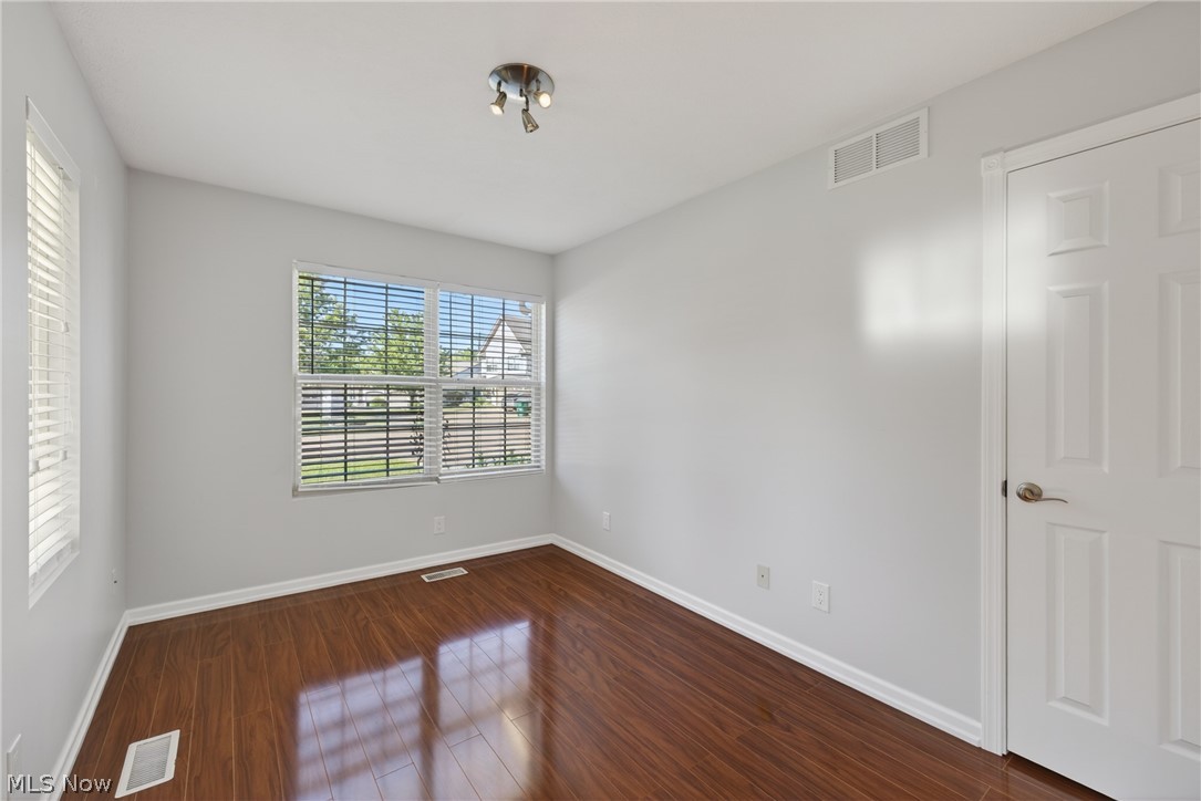 Lake Breeze Condo Ph 02 - Residential