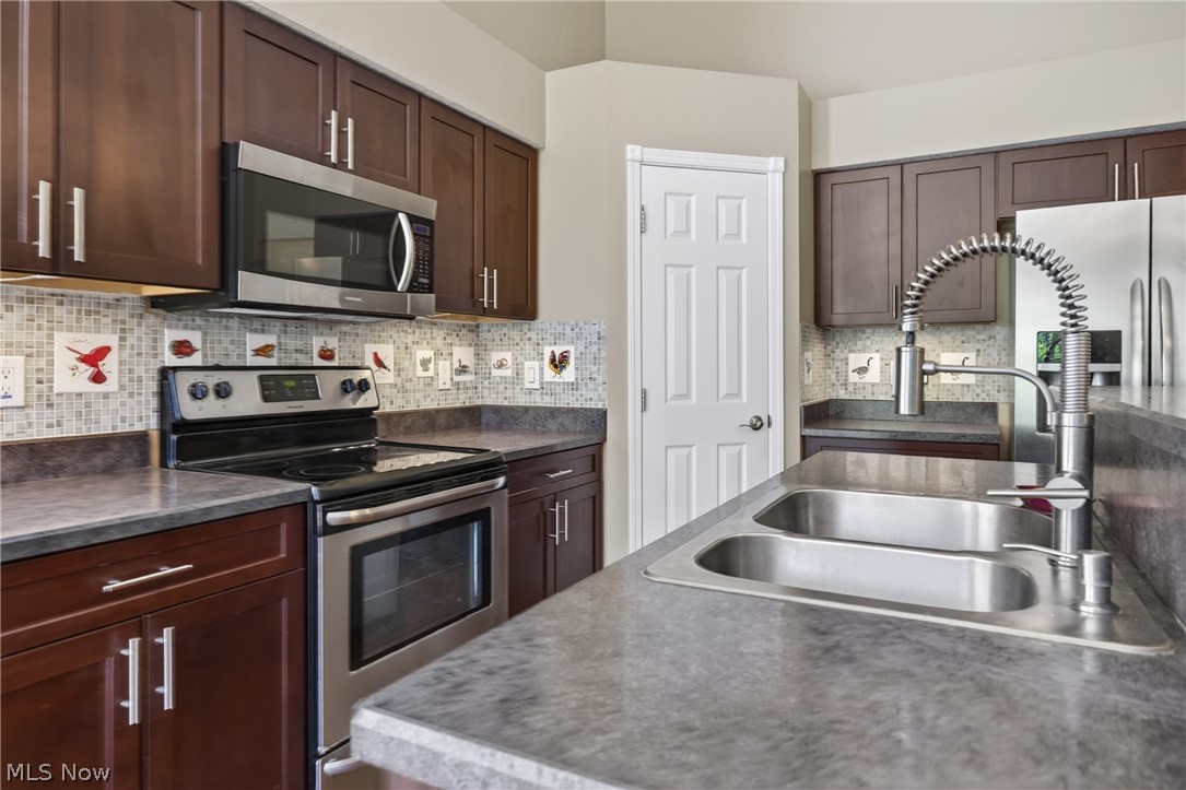 Lake Breeze Condo Ph 02 - Residential