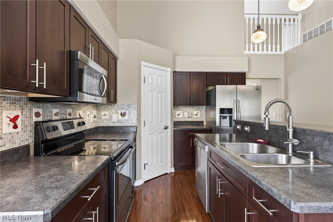 Lake Breeze Condo Ph 02 - Residential