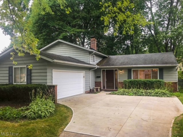 Amazing house updated in 2020. New kitchen; full bath with audio system connected to wifi; new carpet in the bedrooms; laundry room with new washer/dryer. All appliances stay. This house was updated for the owner's taste and has to offer so much! Make your appointment today - this house won't last 
This house is located in the best part of Solon: quiet neiborhood but close to shopping, banks, few minutes to highway 422.