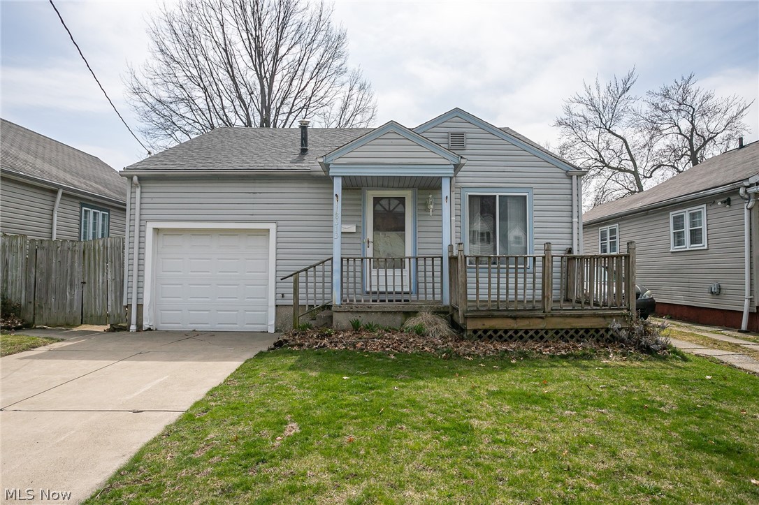 Loads Of Room 1600+ Sq Ft Bungalow. 2/3 Bdrms Family Rm Neutral Decor Replacement Windows