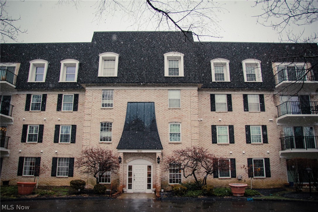 This beautiful 2 bed, 2 full bath condo is in the heart of Westlake! You'll love the beautiful master bedroom, as well as the nice views from the balcony. The HOA includes many amenities, including Regency Racket and Swim Club. Located between Center Ridge Rd and Hilliard Blvd. This condo is just minutes from I-90 and Crocker Park!