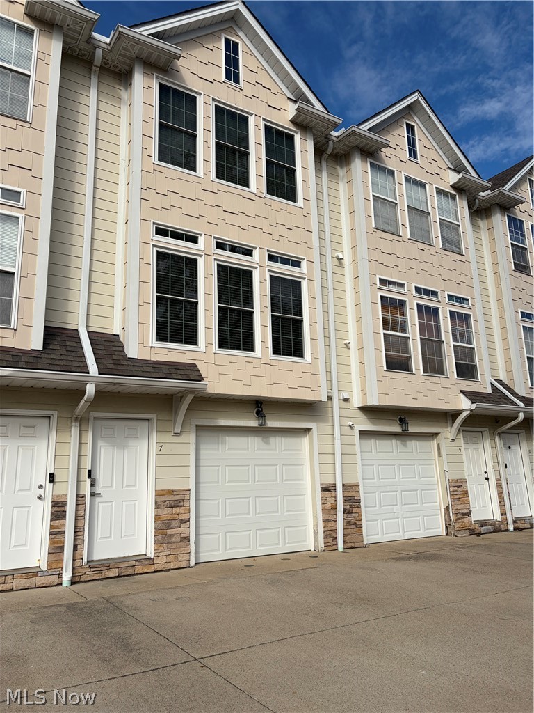 Market Square Twnhms Condo - Residential