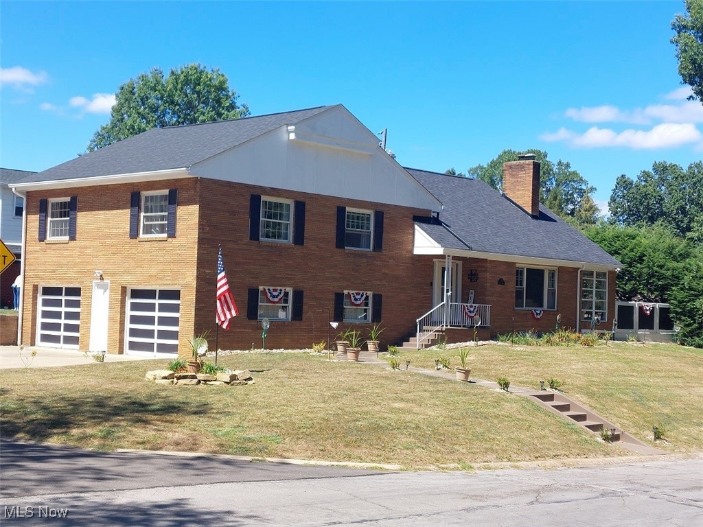 Just minutes from the university, this charming 4-bedroom, 2-bathroom home offers space, comfort, and unbeatable convenience. Whether you're looking for a family residence, property in a high-demand area, this one checks all the boxes. Inside, you’ll find a bright and functional layout with generous living areas, a fully equipped kitchen, and two full bathrooms that make daily life easier for multiple occupants. The bedrooms are spacious and filled with natural light — ideal for rest, work, or study. The home's multi-level design adds flexibility and privacy, while its location near campus, shops, and public transportation makes it a standout choice for students, faculty, or anyone wanting to live close to the action without sacrificing comfort.
This is a rare opportunity in a prime location — don't let it pass you by.