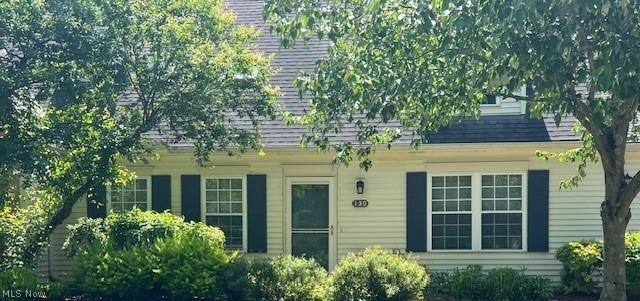 Lovely Eat-in-kitchen*Living Room With Skylights And Fireplace*Huge Loft*2 Car Garage & Nicely Landscaped Lot First Floor Master
W/Walk-in Closet*Newer Kitchen Floor And Newer Carpet In Living & Dining Rooms**Former Model**