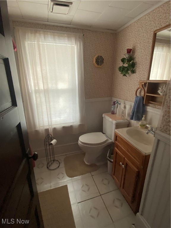 Main image without alt text