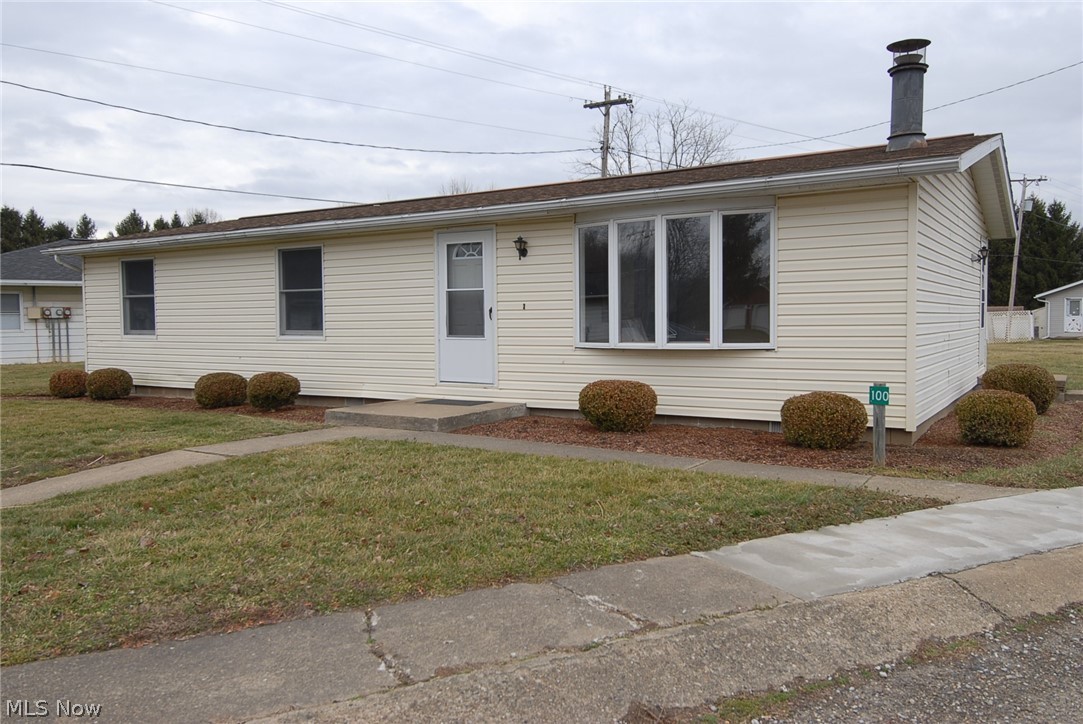 Very nice 3 bedroom, 1 1/2 bath , one story manufactured home for rent.