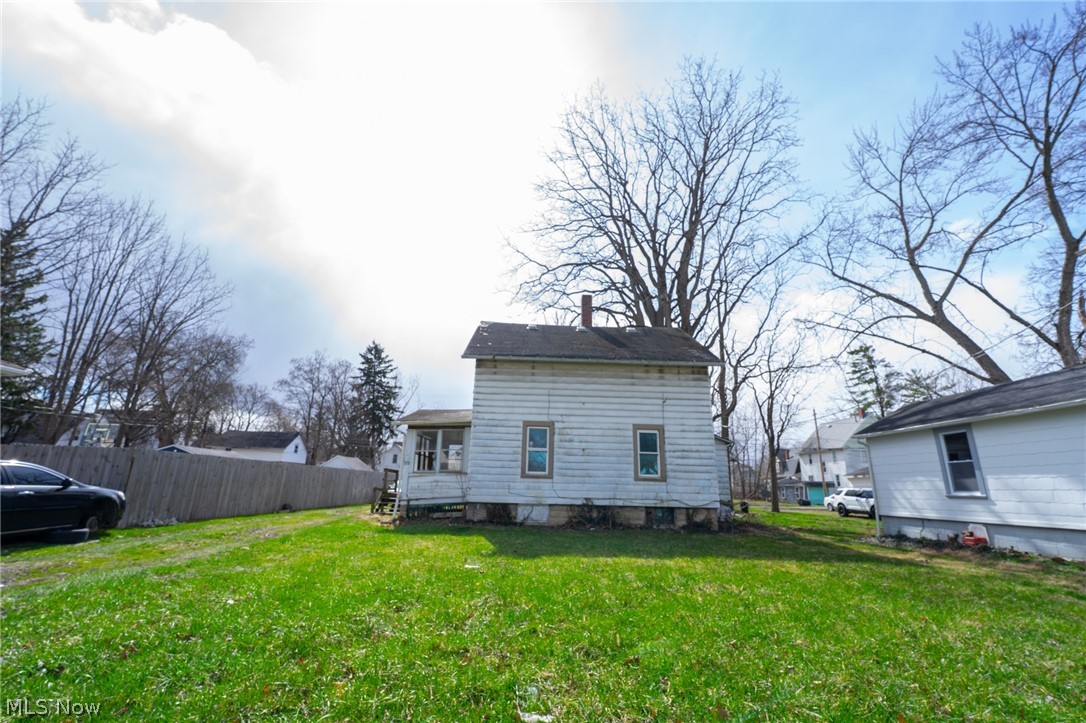 Fix-and-Flip Opportunity! This 3-bedroom, 1-bath home at 318 11th St in Elyria offers 1,164 sq ft and excellent value-add potential. Featuring a traditional layout with a spacious living area, dining space, and three nicely sized bedrooms, this property is ready for updates and improvements. Ideal for investors looking to renovate and build equity. Convenient location with easy access to Cleveland, Lake Erie, shopping, and major roadways. Property sold as-is. Cash or rehab financing recommended
