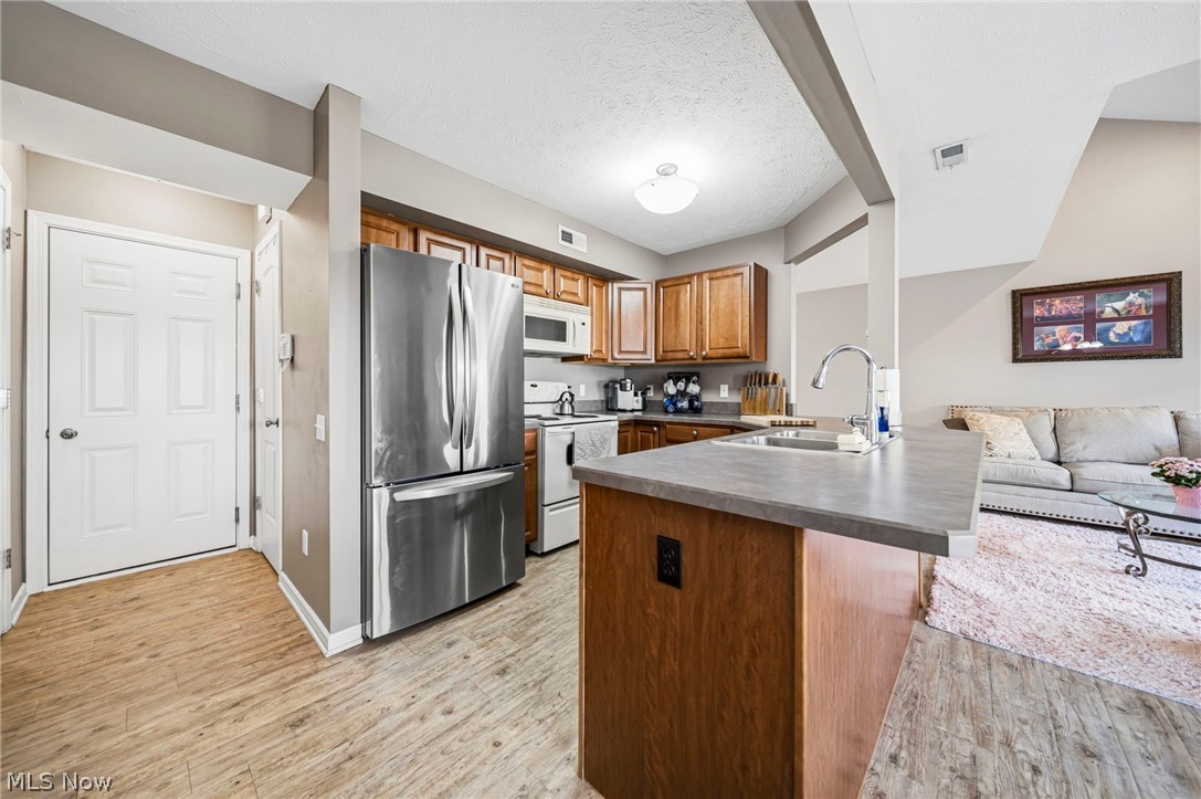 Tradewinds Twnhms Condo - Residential