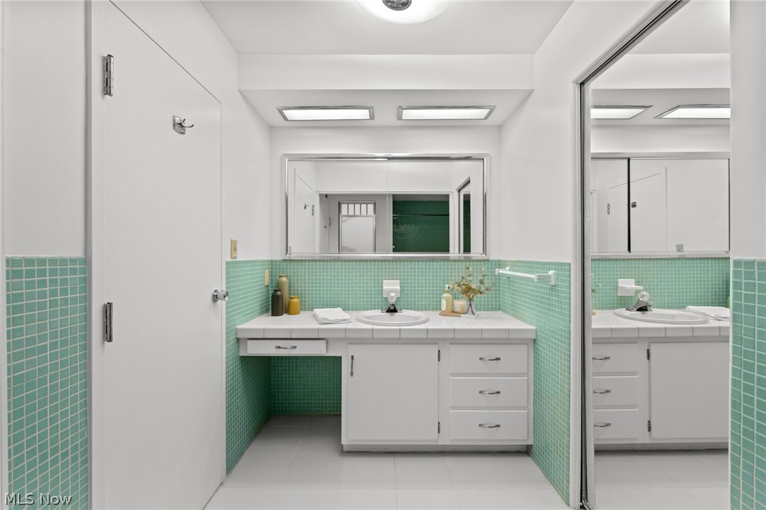 Carlton House Condo - Residential