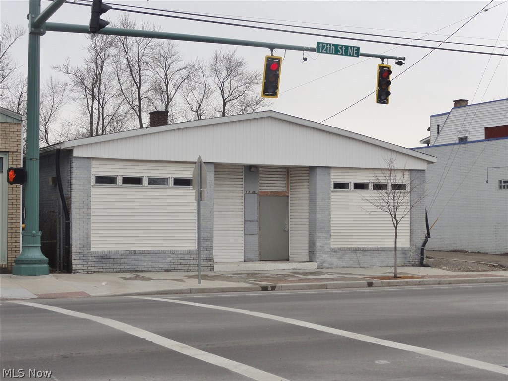2,498 sf freestanding brick building. Office/retail/warehouse. 12 ft. ceilings. Divided into 2 units. Each unit has it's own restroom, furnace and entrance. Could easily be converted back to single space. Full basement and 3-car garage. Newer furnace and central air. Parking in rear of building off alley.  Good location for office/retail or storage space. Zoned B-3 "Commercial Business District". Call agent for uses. Building is also for lease.