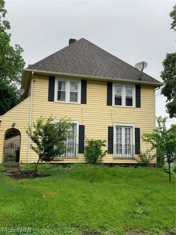 Beautiful 3 bedroom,1 bath house with hardwood floors throughout. Modern Paint on the first floor., laundry on first floor. Home offers large living room and Dining room for entertaining or on the large back deck with fenced in back yard.