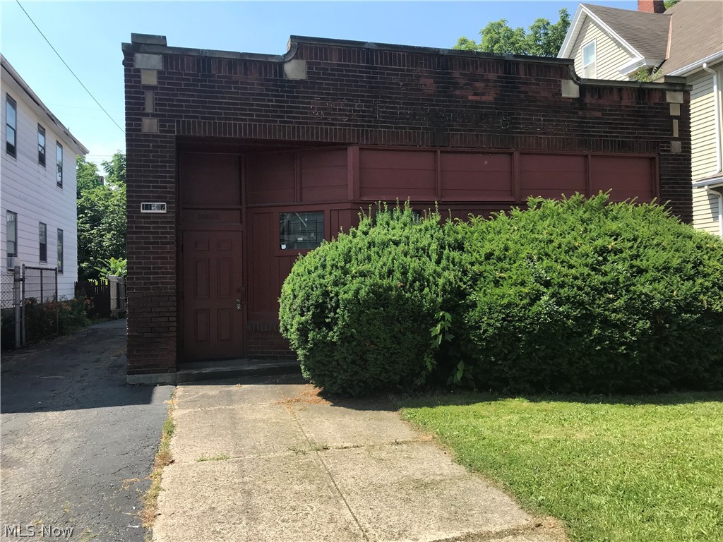 Great Opportunity for Retail business in the Larchmere area of CLE !  This Brick building is currently used for HVAC office & storage warehouse, (prior window company).  Front entry leads to foyer and office space.  Large warehouse area with att 1 car garage access, back parking lot.  Views of the Cleveland skyline on street.
