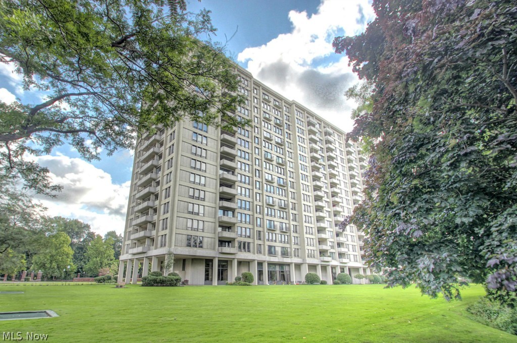 Thinking of downsizing? Hassel-Free living sound good to you? Here is your opportunity! The grounds at Bratenahl Place are truly remarkable with unlimited amenities! Take a stroll along the walking path & enjoy the protected green space around you, basically like living in your own nature preserve! The 
building features a newly remodeled Entrance, Lobby & Penthouse Party rm w/full kitchen for entertaining. The design of the building is 
distinctive & elegant, & features spectacular views of Cleveland and Lake Erie. The property offers concierge services, a well-equipped 
gym facility, on-site salon and full-service spa, a spectacular reception room, 2 laundry rooms & heated underground parking. Comfortable 
gathering places & hotel-style details make it easy to call Bratenahl Place home. Also featured on-site at One Bratenahl Place is the 
Americano, Original Great Lakes Bistro, an award-winning, Cleveland restaurant which offers a unique & delicious menu based on fresh, 
natural ingredients.