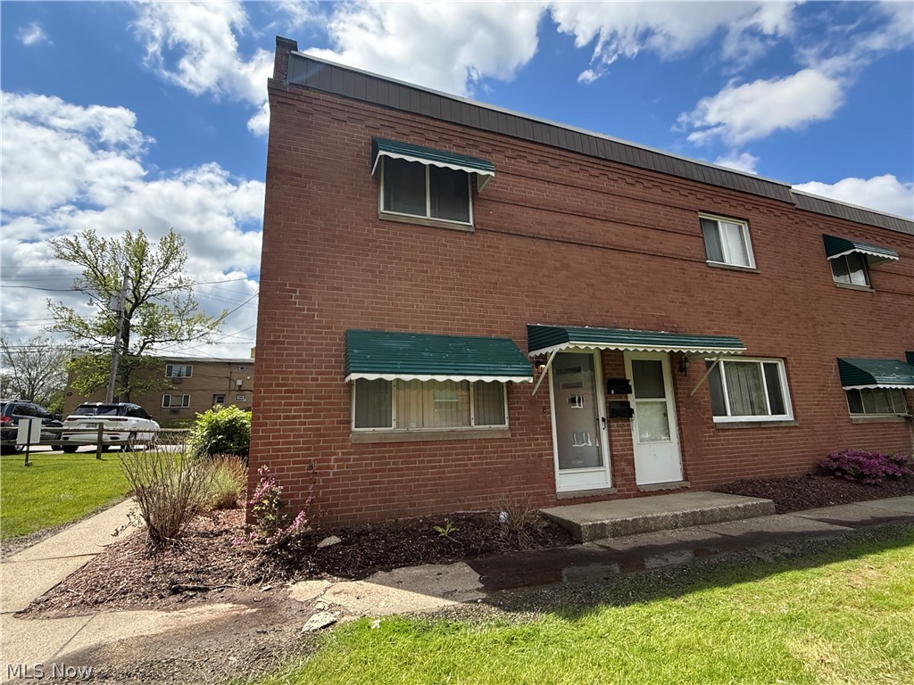 Great investment opportunity in the heart of Bedford! This updated 2-bedroom, 1-bath townhome is tenant-occupied and generating $1,100 per month (MTM) with room for increase to market rent, or sec 8 payment standard of $1,400. Offering immediate cash flow and flexibility for investors or future owner occupants. Located in a desirable area close to shopping, dining, parks, and highway access, this well-maintained property features updated finishes and a functional layout designed for comfortable living. Whether you’re looking to expand your portfolio or secure a low-maintenance rental property, this townhome presents a solid opportunity with strong rental appeal.