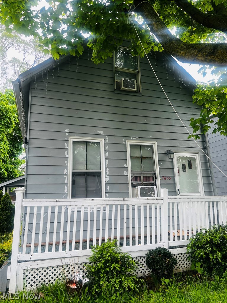 Great opportunity for investors or first-time home buyers! This 3-bedroom home offers plenty of potential with a functional layout and versatile living spaces. Whether you are looking to add to your portfolio or make it your own, this property is full of possibilities. Bonus room located upstairs, ideal for a home office.  Additional second living area downstairs.