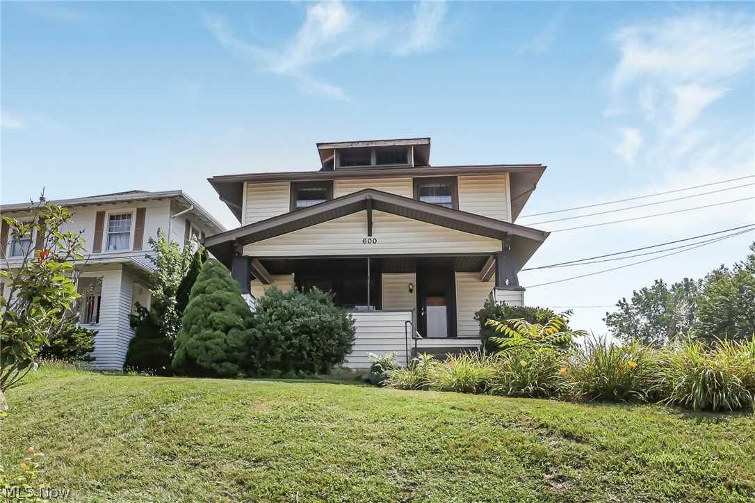 Looking for a new place to call home, this beautiful 3 bed 1.5 bath home is waiting for you! With all the original woodwork, a big front porch and a fully fenced in yard, located within Cambridge school district!  Schedule your showing today!