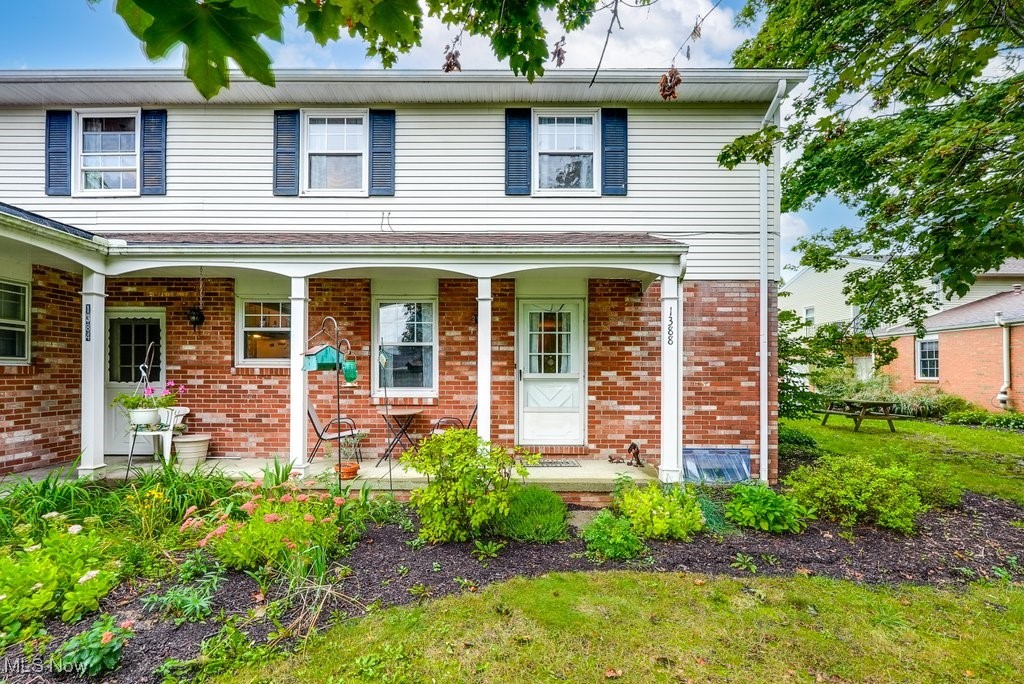 This well cared for 3-bedroom, 1.5-bath condo is ideally located just minutes from Kent State University. Nestled in a peaceful neighborhood, the home offers easy access to local wetlands, perfect for nature lovers, and is within walking distance to scenic bike and hike trails. 
New tub and shower insert 2019, New flooring in downstairs kitchen and bath 2021, dishwasher 2020, 2024 new water, pressure valve fixture in the basement sink.