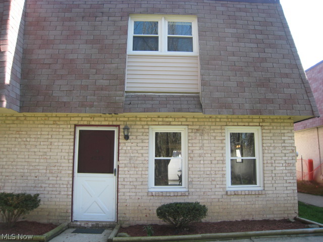 This end unit condo is priced to sell and in great shape! A fully applianced kitchen with room to eat in. There is a convenient storage and laundry room off of the kitchen. New carpet in the living room and dining room. The dining room has sliders to the large enclosed private patio, great for grilling. There is a half bath on the first level. Three bedrooms are on the second floor, including a spacious master and a full bath. The 1 car garage is attached for your convenience. There is a $50.00 a month assessment on the property begging Aug 1st. This is for parkinh lot and road maintanence.
There is nothing to do but move in!