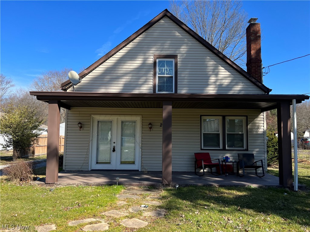 Well Kept 2 bedroom 1 Bath and a Bonus Room Home! This is the one floor living option you have been looking for. The kitchen, bathroom and the laundry room are all located on the first floor! Offers over 1 acre of land. The detached garage can hold up to 4 cars. Located in Lordstown School District. Recently updated electric, newer carpet, and paint. Covered Front porch and offers a Large Back Deck for all of your entertaining needs! Call and schedule your private showing today! Are you downsizing? Starting over? Tired of paying rent? Lots of opportunity with this one!