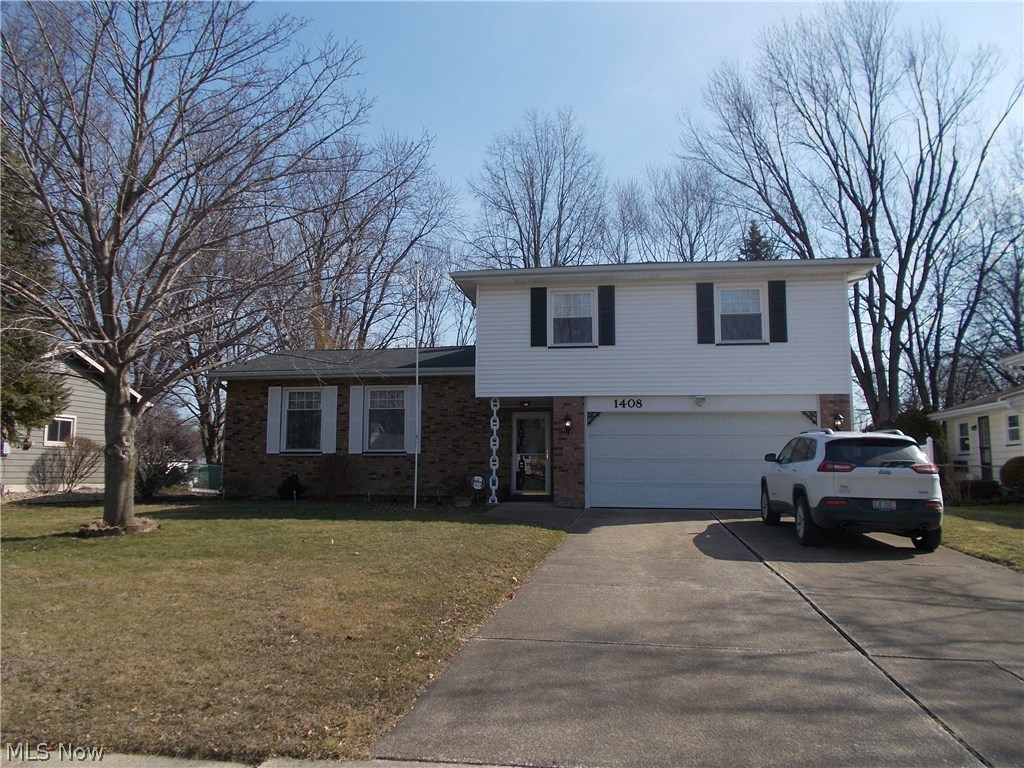 Spacious Tri-level 4 bedroom 2.5 Bath in the Harbor area well maintained , move in ready