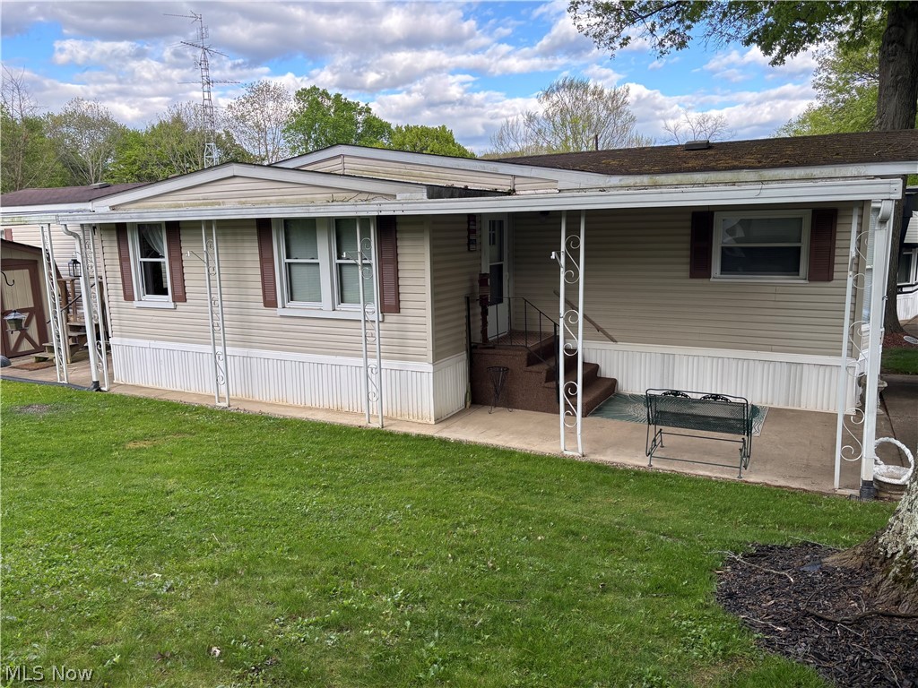 If you've been looking for that place with one level living you've found it! This home
Is situated in the Farr Hill 55+ community and gives access to all shopping and major highways within a few minutes drive- don’t miss your chance to take a look call now!