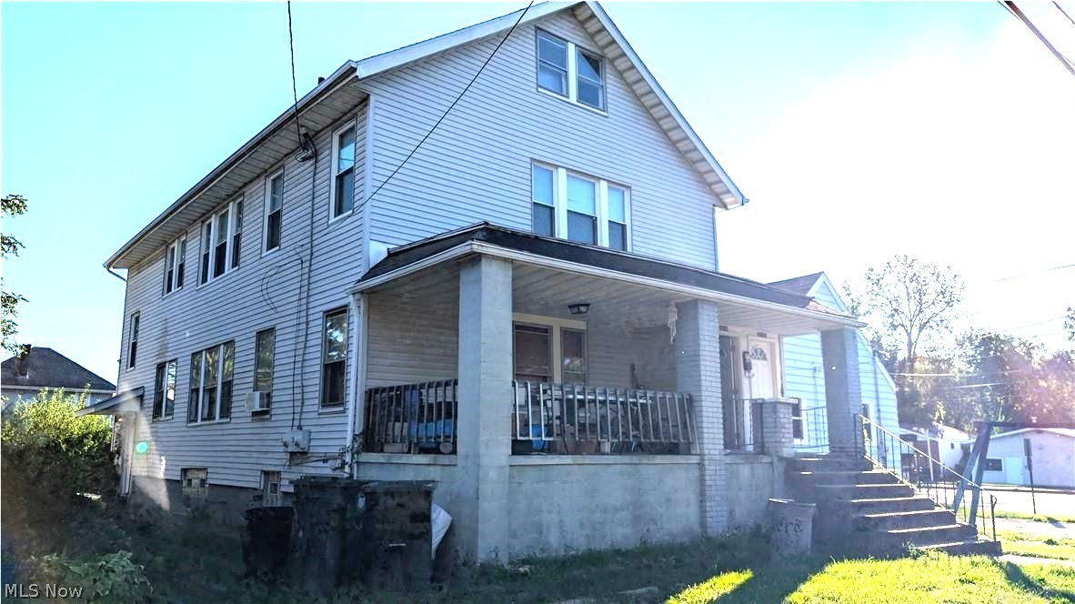 Duplex opportunity in Canton! The up unit is vacant and easy to show, making it perfect for owner-occupants or investors looking to
lease right away. The down unit is currently occupied ? showings available with at least 24-hour notice coordinated through the property
manager. Please respect tenant privacy. Great investment potential with separate utilities and a convenient location close to shopping,
schools, and major routes.