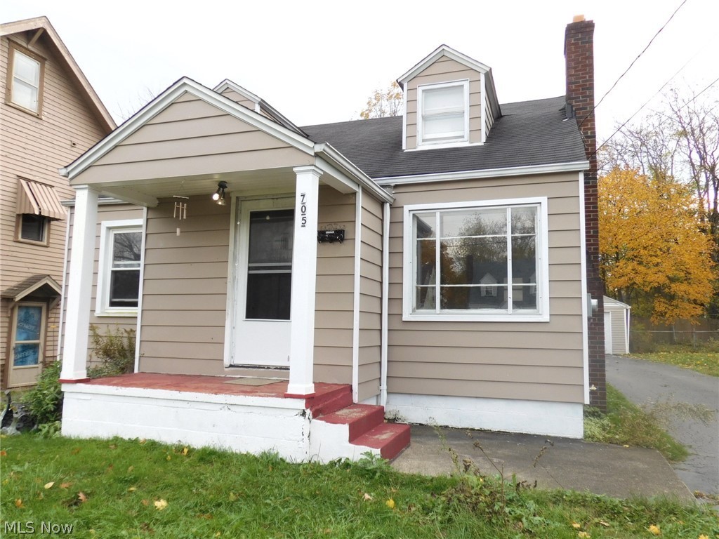 Located in Youngstown is this 3 Bedroom/1 Bath house that does accept Section 8.   There is a detached garage, kitchen, living room and full basement with washer and dryer connections.  Monthly rent is $625.00 plus the tenant pays all the utilities.  No smoking and no pets.