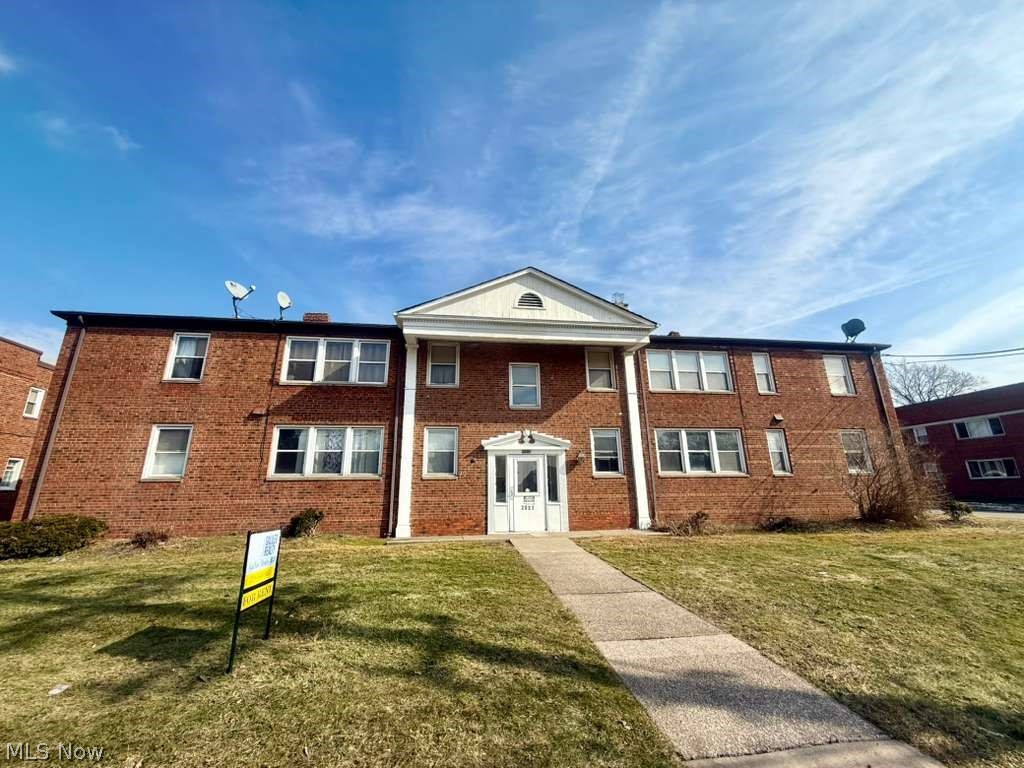 Centrally located on Warrensville center rd between Wholefoods and Walmart.
Close to public transportation and lots of shops and restaurants.
Newly renovated South Euclid 2 bedrooms apartment on the ground floor.
Shared laundry room on the same level.
1 parking spot on a covered garage.