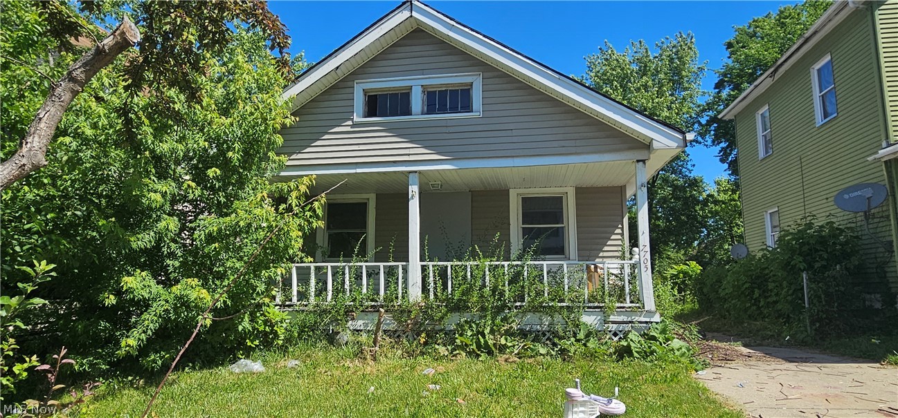 This is YOUR opportunity! Right off Warren Ave and a short drive to Valley View and Garfield heights lies this diamond in the rough! Vinyl siding, decorative fireplace, one and half stories this is place is the ideal spot for your next investment! With rents that could exceed $1k per month in this market, this is not an opportunity that you would want to miss. Schedule a showing, bring your tool belt and make this home the next (or the first) piece in your portfolio!