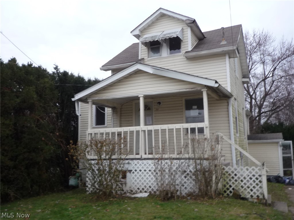 2 BR Colonial with vinyl siding.  Nice relaxing front porch.  Level lot.  Close to shopping and highways.  This is a Fannie Mae HomePath Property.